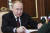 블라디미르 푸틴 러시아 대통령이 4일 세르게이 쇼이구 국방장관으로부터 우크라이나 전선 상황에 대한 보고를 듣고 있다. AP=연합뉴스