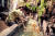 잉엇과의 민물고기인 붕어를 관상용으로 개량한 금붕어를 가까이서 관찰 중인 소중 학생기자단. 