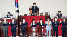 [포토타임] 국회의원 선서하는 6·1 보궐선거 당선 의원들