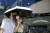 지난달 28일 양산을 쓴 시민들이 때이른 무더위가 찾아온 일본 도쿄 시내를 지나고 있다. [EPA=연합뉴스]