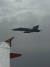이지젯 여객기에 근접비행하는 스페인 공군 전투기. 사진 SNS 캡처