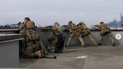 옥상서 총 겨누며…"좋은 시간" 이근, 로건과 전투 사진 공개 