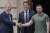 지난달 우크라이나 키이우를 방문한 올라프 숄츠 독일 총리(왼쪽)가 볼로디미르 젤렌스키 우크라이나 대통령(오른쪽)과 악수하고 있다. [EPA=연합뉴스]
