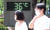 3일 서울의 대형마트 앞 전광판에 낮기온이 36도를 가리키고 있다.   기상청은 폭염 위기경보가 '경계' 단계로 격상된 것은 작년보다 18일 빠르다고 밝혔다. 뉴스1