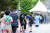 6주 만에 가장 많은 월요일 코로나19 신규확진자 수(6253명)를 기록한 4일 오전 서울 서초구보건소 선별진료소를 찾은 시민들이 검사를 기다리며 줄을 서 있다. [연합뉴스]