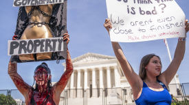 [이 시각]낙태권 판결로 두 쪽난 美… 시위 여성이 가짜 피 뒤집어 쓴 이유