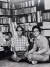 1978년 스물두살인 박영욱씨(오른쪽)가 아버지 박두진 시인과 집 방에서 찍은 사진. 박씨는 “말씀이 없으신 분이었는데 네 아들 중 유독 내게만 글을 써보라고 권하셨다”고 말했다. [사진 박영욱]
