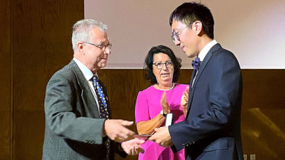 尹, 한인 최초 '필즈상' 허준이 축하 "수학 새로운 지평 열었다"