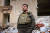 볼로디미르 젤렌스키 우크라이나 대통령이 29일 동북부 전선에 있는 하르키우를 방문해 파괴된 건물을 보고 있다. 로이터=연합뉴스