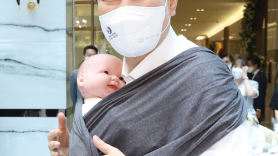 아기띠 매고 아기 인형 안은 尹 "아이디어 아주 좋다"