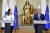핀란드의 사울리 니니스퇴 대통령(오른쪽)과 산나 마린 총리가 15일 헬싱키 대통령궁에서 공동 기자회견을 열고 나토 가입 의사를 공식적으로 밝히고 있다. AP=연합뉴스