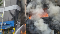 5층 건물 태운 대형 화재…중학생이 실외기로 던진 담배꽁초 때문?