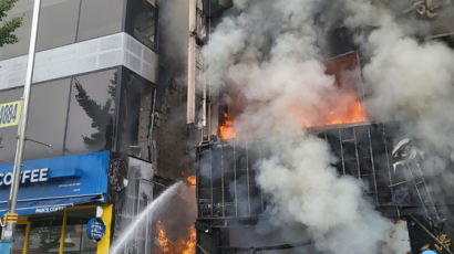 5층 건물 태운 대형 화재…중학생이 실외기로 던진 담배꽁초 때문?