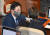 친문재인계 당권주자인 강병원 민주당 의원(왼쪽)이 4일 여의도 국회 본회의장에서 이재명 의원을 찾아가 대화하고 있다. 김상선 기자