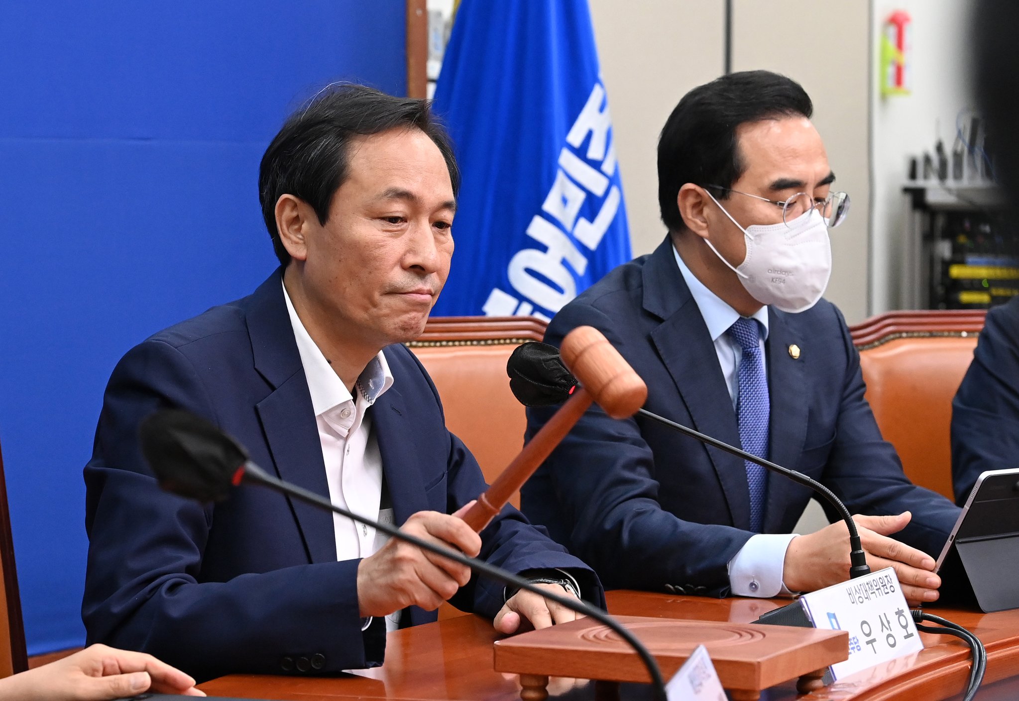 비대위 회의 주재하는 우상호 위원장. 오른쪽은 박홍근 원내대표. 김상선 기자