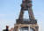 지난달 16일(현지시간) 프랑스 파리 에펠탑 근처에서 한 거리 예술가가 비누거품을 만들고 있다. [신화=연합뉴스]