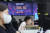 환율이 급등한 6일 오후 서울 중구 하나은행 딜링룸에서 직원들이 업무를 보고 있다. 이날 서울 외환시장에서 달러 대비 원화 환율은 전일 종가보다 6.0원 오른 1,306.3원에 마감했다. 연합뉴스