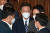 이재명 민주당 의원(가운데)이 4일 오후 여의도 국회에서 열린 본회의에서 민주당 의원들과 대화를 하고 있다. 김상선 기자