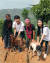 지난 17일 네팔 다딩 지구의 고산마을에서 한국 청소년들이 '패싱 온 더 기프트(Passing on the Gift)' 행사 차원에서 네팔 청소년들에게 염소를 전달하고 있다. 최승식 기자