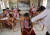 인도의 한 학생이 지난 5일(현지시간) 학교에서 코로나19 백신을 접종받고 있다. [신화통신=연합뉴스]