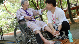 "면역력이 쑥" 구미시립요양병원 황토길 맨발걷기 인기
