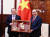 응우옌 푸언 쑥 베트남 국가주석(오른쪽)이 박항서 감독 모친 백순정 여사의 100번째 생일을 기념해 증정한 선물. [사진 DJ매니지먼트]
