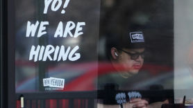 일자리마저…美 실업수당 청구 23.5만건, 1월 이후 최대 수준