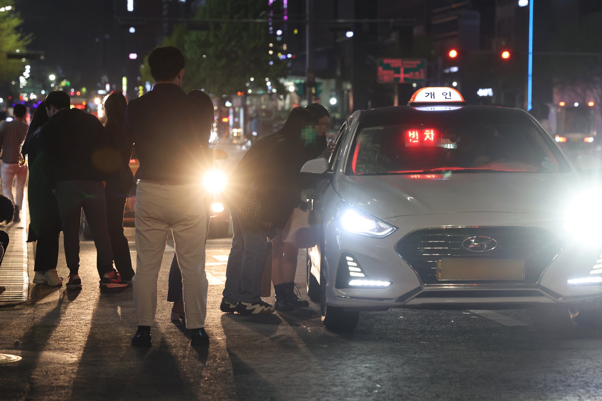 코로나 관련 규제가 풀리면서 심야에 택시 승차난이 극심해지고 있다. [연합뉴스]