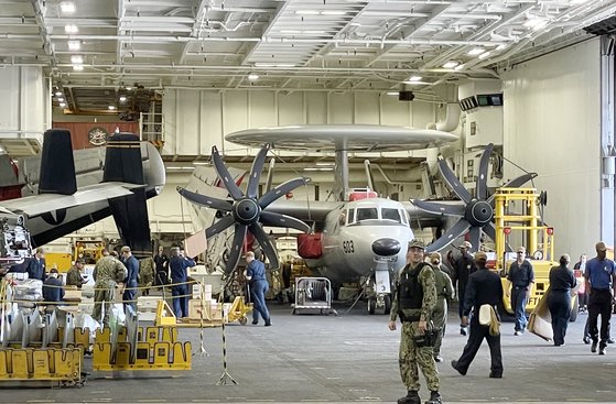 에이브러햄 링컨함의 격납고에도 각종 항공기가 탑재돼 있다. 사진은 E-2 '호크아이' 조기경보기의 모습. 사진 김상진 기자