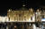 지난해 교황이 집전하는 성탄절 전야 미사를 위해 바티칸 성베드로 광장에 사람들이 모여들고 있다. [연합뉴스]