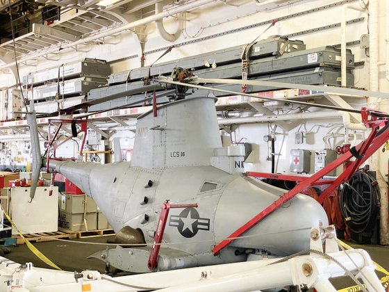 미국 해군 강습상륙함이자 이번 림팩의 원정강습단 지휘함인 에식스함에는 무인 헬기인 MQ-8 '파이어 스카우트'가 격납고에 실려 있었다. 사진 김상진 기자