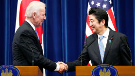 바이든, 아베 前 일본 총리 총격 사망 소식에 "경악·분노"