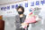 박순애 사회부총리 겸 교육부 장관이 5일 정부세종청사에서 열린 취임식에서 직원으로부터 꽃다발을 받고 있다.연합뉴스