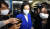 지난해 4월 박영선 민주당 서울시장 후보가 여의도 중앙당사 1층에서 입장 발표를 한 뒤 굳은 표정으로 당사를 떠나고 있다. 오종택 기자