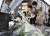 아베 신조 일본 전 총리가 총격으로 사망한 8일 오후 사고 현장인 일본 나라현 나라시 소재 야마토사이다이지역 인근 노상에서 시민들이 아베 전 총리를 추모하며 헌화를 하고 있다. [연합뉴스]