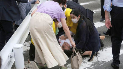 [속보] 일본 의료진 “총격당한 아베, 오후 5시 3분에 사망”