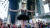 다큐멘터리 '모어' 한 장면. 2019년 스톤월 항쟁 50주년 공연에 초청된 드랙아티스트 모어가 흑조 분장을 하고 뉴욕 도심 한복판에 서있다. [사진 엣나인필름]