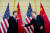 지난 9일 인도네시아 발리에서 토니 블링컨(오른쪽) 미국 국무장관이 왕이(왼쪽) 중국 국무위원 겸 외교부장을 만나 오른손을 내밀어 악수를 청하고 있다. [AP=연합뉴스]