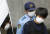 아베 신조 전 일본 총리에게 총을 쏴 숨지게 한 혐의를 받는 용의자 야마가미 데쓰야가 10일 오전 일본 나라 서부경찰서에서 검찰로 송치되며 모습을 드러내고 있다. 연합뉴스