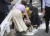 아베 신조 전 일본 총리가 8일 오전 일본 나라현 나라시 소재 야마토사이다이지역 인근 노상에서 총격을 받고 쓰러진 모습. 연합뉴스.