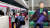  지난해 10월 31일 일본 수도 도쿄도(東京都)의 전철에서 한 남성이 흉기를 휘두른 뒤 불을 질러 십수명이 부상했다. 고쿠료역에 열차가 긴급 정차하자 승객들이 창문으로 대피하는 모습(왼쪽)과 용의자 남성이 범행 뒤 담배를 피우는 모습. [트위터 캡처]