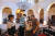 10일(현지시간) 스리랑카 수도 콜롬보에 있는 대통령 관저에서 시민들이 사진을 찍고 있다. 전날 스리랑카 시위대는 대통령 퇴진을 요구하며 대통령 관저를 장악했다. [EPA=연합뉴스]