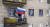 4일(현지시간) 우크라이나 동부 루한스크주 리시찬스크에서 한 주민이 자신의 집 발코니에 러시아 국기를 게양하고 있다. [EPA=연합뉴스]