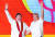 고타바야 라자팍사 대통령(오른쪽)과 고타바야의 형 마힌다 라자팍사 전 총리가 지난 2019년 대통령 선거 직후 지지자들에게 손을 흔들고 있다. [AP=연합뉴스]