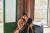 영화 ‘헤어질 결심’의 한 장면. 이어폰을 나눠 끼고 녹취 음성을 듣는 해준(박해일)과 서래(탕웨이)의 모습이다. 이 고즈넉한 사찰 장면은 전남 순천 송광사에서 촬영했다. 사진 CJ ENM