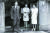 유력 정치인이던 아버지 아베 신타로 사망 이후 지역구를 물려받아 1993년 중의원 의원에 당선한 아베 전 총리가 모친 요코 여사(오른쪽), 부인 아키에 여사(가운데)의 배웅을 받으며 출근하는 모습. [중앙포토]