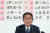 10일 기시다 후미오 일본 총리가 자민당 참의원 선거 당선자 알림판 앞에서 미소를 짓고 있다. [EPA=연합뉴스]