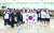 공항으로 마중 나간 손흥민(오른쪽 둘째)과 태극기를 펼쳐 들고 한국 팬에게 인사한 안토니오 콘테 감독, 에릭 다이어, 해리 케인, 위고 요리스(왼쪽 셋째부터) 등 토트넘 선수단. [사진 토트넘 트위터]