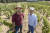 와인메이커 크리스 쿠니(왼쪽)와 함께 포도밭을 둘러보고 있는 이희상 회장. 박낙희 미주중앙일보 기자