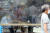 6일 서울시내 한 편의점에서 시민들이 라면과 삼각김밥 등을 구매해 칸막이가 설치된 테이블에 앉아 있다. 위 사진은 기사 내용과 직접적 관련 없음. 뉴스1